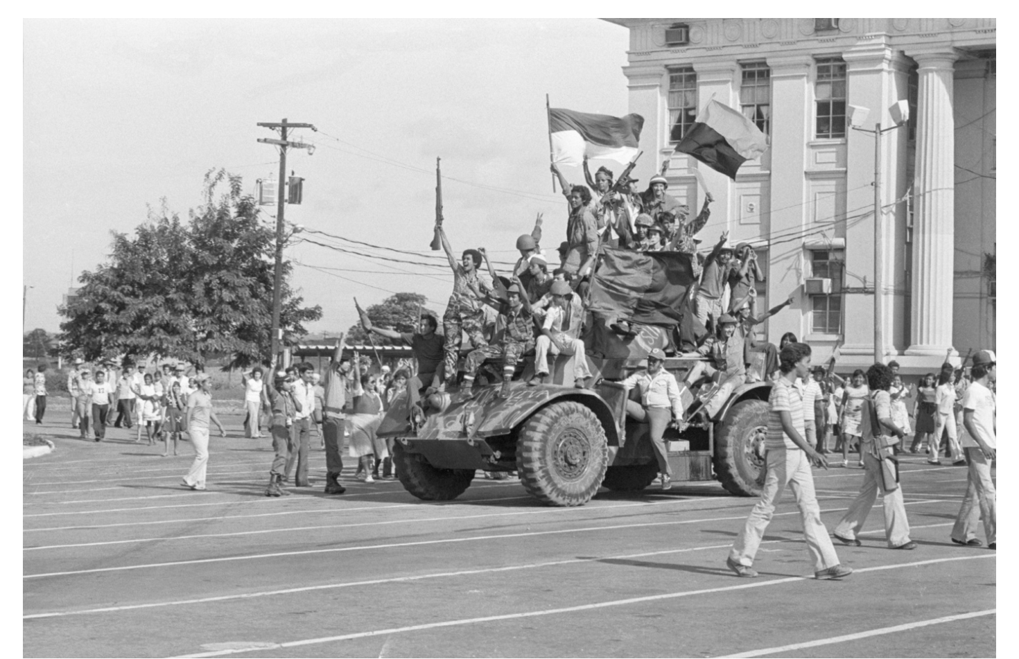 Forças rebeldes sandinistas celebram a vitória em 1979